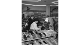 Um 1950, Kunden an der Kasse der Migros an der Fellenbergstrasse in Albisrieden (Quelle: MGB-Archiv, MGB_Dok_Fo_009735)