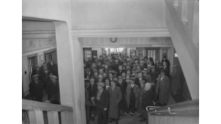 Um 1935, Arbeitsuchende im Eingang des Glockenhofs des christlichen Vereins junger Männer (CVJM) in der Altstadt