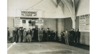 1936, Anmeldung für die städtische Krisenhilfe in der Wartehalle des Helmhauses (Quelle: Sozialarchiv)