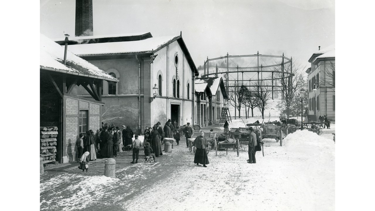 1906, Abgabe von verbilligtem Heizmaterial im Winter durch die Stadt an der Limmatstrasse im Industriequartier