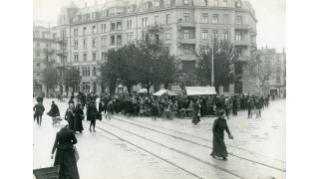 1917, Abgabe verbilligter Kartoffeln durch das Lebensmittelamt der Stadt Zürich auf dem Helvetiaplatz in Aussersihl