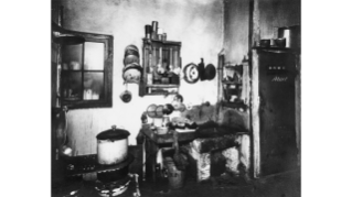 1931, ärmliche Verhältnisse in der Altstadt: Küche einer Abbruchwohnung an der Köngengasse, die zur Zwischennutzung vermietet wurde