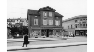 1956, Schmuklerski-Laden an der Badenerstrasse in Aussersihl, daneben das Cinema Kosmos (heute Plaza Klub)