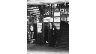 1903, Lift mit «Liftboy» im Kaufhaus Jelmoli an der Seidengasse in der Altstadt