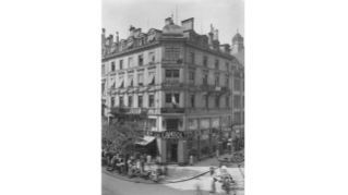 1921, Geschäftshaus an der Bahnhofstrasse, davor der Wochenmarkt