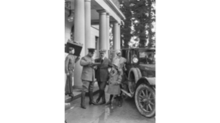 1922, Modeaufnahme des Modehaus Burger-Kehl (heute PKZ) vor dem Hotel Belvoir in der Enge