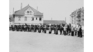 Um 1900, Pferde des LVZ mit Knechten vor dem Lager an der Ernastrasse in Aussersihl (Quelle: Sozialarchiv)