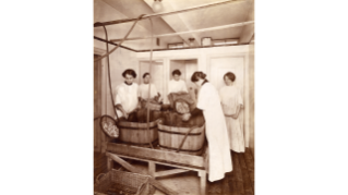 Um 1910, LVZ-Mitarbeiterinnen beim Rosenkohlwaschen in Holzbottichen (Quelle: Sozialarchiv)
