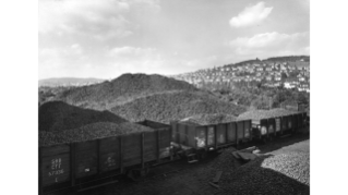 Um 1940, Eisenbahnwaggon im Brennmateriallager des LVZ an der Turbinenstrasse im Industriequartier (Quelle: Sozialarchiv)