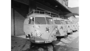 1953, Lieferwagen des LVZ vor den Garagen an der Turbinenstrasse im Industriequartier (Quelle: Sozialarchiv)