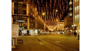 2004, ab 1971 brachte ein Baldachin aus 20 640 Lämpchen Weihnachtsstimmung an die Bahnhofstrasse