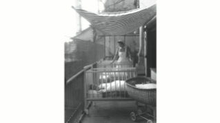 Babies in Betten auf dem beschatteten Balkon der Kinderkrippe Neustadtgasse der Stiftung GFZ (Quelle: Sozialarchiv)