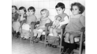 1956, gemeinsamer Toilettengang in der Kinderkrippe Neustadtgasse der Stiftung GFZ (Quelle: Sozialarchiv)