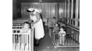 1956, Kinder in Betten und Laufgittern in der Kinderkrippe Neustadtgasse der Stiftung GFZ (Quelle: Sozialarchiv)