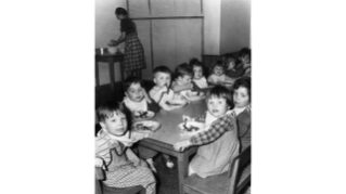 1956, Essenszeit in der Kinderkrippe Neustadtgasse der Stiftung GFZ (Quelle: Sozialarchiv)