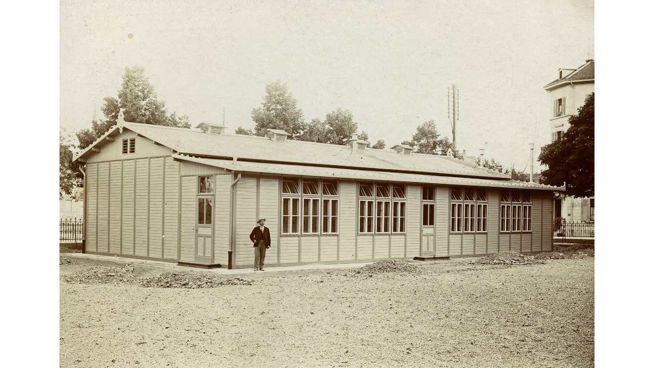 1904 erbaute Schulbaracke neben dem Schulhaus Kanzlei in Aussersihl