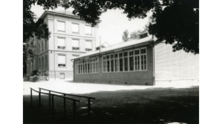 1906 erbaute Schulbaracke vor dem Schulhaus Hutten in Oberstrass, wurde 2007 durch ein Züri-Modular-Pavillon ersetzt