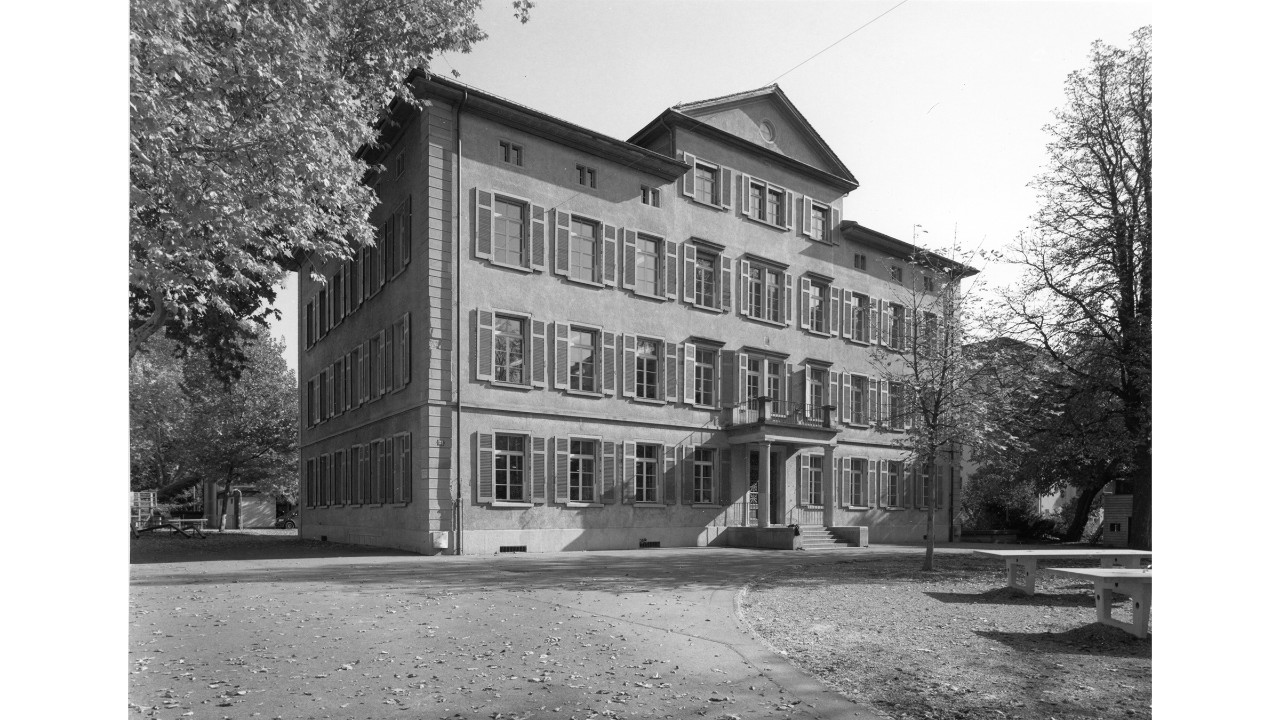 Primarschulhaus Seefeld in Riesbach, erbaut 1846-53, Typus «Normalschulhaus» nach Anleitung des Regierungsrates zur Erbauung von Schulhäusern, aufgenommen 2003