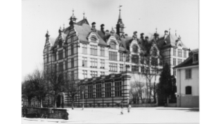 Primar- und Oberstufenschulhaus Hirschengraben in der Altstadt, erbaut 1893-95, zuletzt 1977 umgebaut