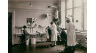 Um 1925, Schulzahnklinik im Amtshaus III während zahnärztlicher Untersuchungen
