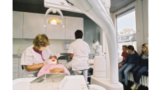 Um 2010, Zahnarztbesuch in der Klinik City