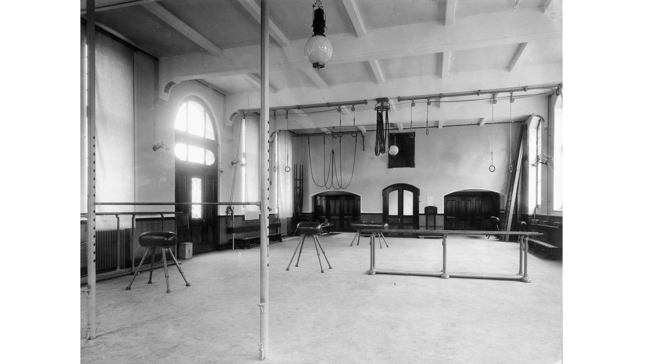 1898, Turnhalle des Schulhauses Klingenstrasse in Aussersihl