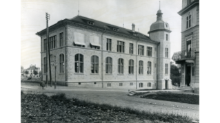 1901, Turnhalle und Schulhaus Röslistrasse in Unterstrass