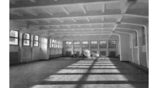 1938, untere Turnhalle mit Schwinggrube des Schulhauses Hofacker in Hirslanden