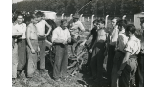 1942, Pflanzwerk auf dem Areal der Werkzeugmaschinenfabrik Oerlikon, Anbauleiter gibt Instruktionen über das Ernten der Kartoffeln