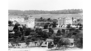 Wipkingen um 1905, im Bild die Schulhäuser Nordstrasse (rechts) und Rosengarten (links), letzteres wich beim Ausbau der Rosengartenstrasse