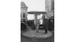 1931, Telefonständer für Taxis auf dem Münsterhof
