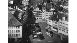1955, der Münsterhof mit Parkplätzen