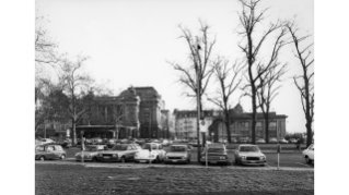 Um 1980, der Sechseläutenplatz, dahinter das Opernhaus und das alte Bernhard-Theater