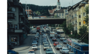 1985, Verkehr auf der Rosengartenstrasse (Quelle: ETH-Bibliothek Zürich, Bildarchiv)