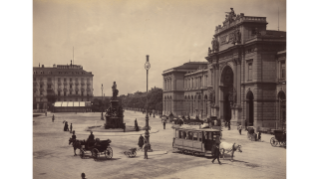 Um 1898, etwas mehr Leben auf dem Bahnhofplatz
