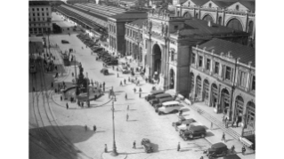 1930, auf Kutschen und Rösslitram folgen Autos und elektrisches Tram
