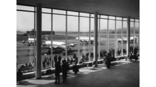 1957, Wartehalle am Flughafen Kloten