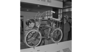 1965, die Züspa Sonderausstellung über Zweiräder in Oerlikon (Quelle: ETH-Bibliothek Zürich, Bildarchiv)