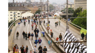 1997, flanieren auf der Hardbrücke an einem autofreien Sonntag (Quelle: Sozialarchiv)