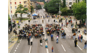 1997, ein Alphornkonzert an einem autofreien Sonntag auf der Rosengartenstrasse (Quelle: Sozialarchiv)