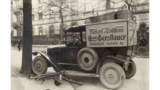 1925, diese Brötchen waren wohl bei ihrer Ankunft nicht mehr warm, Verkehrsunfall an der Kreuzung Dufourstrasse – Hallenstrasse