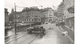 1939, das sieht sehr glatt oder sehr nass aus. Verkehrsunfall am Limmatquai