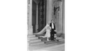 1925, ein Hochzeitspaar vor der Kirche Enge