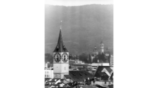 1987, im Vordergrund die reformierte Kirche St. Peter in der Altstadt, 1706 gebaut, im Hintergrund die reformierte Kirche Enge, 1894 gebaut
