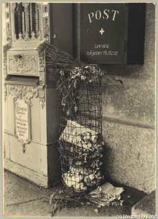 V.C.c.31.:2.10023. Abfallkorb bei Station Sihlwald. Abfallkorb neben Briefkasten und Zigarettenautomat (?) bei Station Sihlwald, 1934. (1934)
