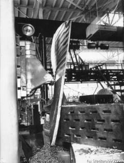 VII.419.:34.1.1.2.7.09.01. Kopierfräsmaschine M 4495, Austrittseite der geschruppten Schaufel (1950)