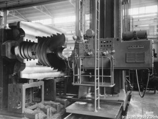 VII.419.:34.1.1.2.7.11.01. Kopierfräsmaschine M 4495, Planfräsen der Teilfläche an Dampfturbinengehäuse (1951)