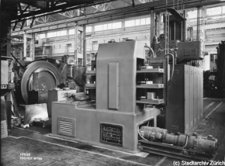 VII.419.:34.1.1.2.7.12.01. Kopierfräsmaschine M 4495, Kopierseite, Steuergeräte und ausgefahrene Verstärkergruppen (1950)