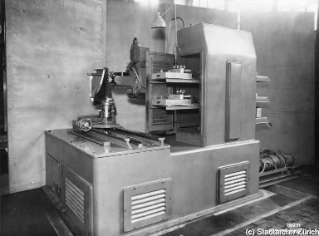 VII.419.:34.1.1.2.7.13.01. Kopierfräsmaschine M 4495, Kopierseite, Steuergeräte und ausgefahrene Verstärkergruppen (1950)