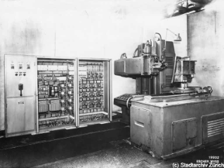 VII.419.:34.1.1.2.7.14.01. Kopierfräsmaschine M 4495, Kopierseite mit offenem Schaltschrank (1950)